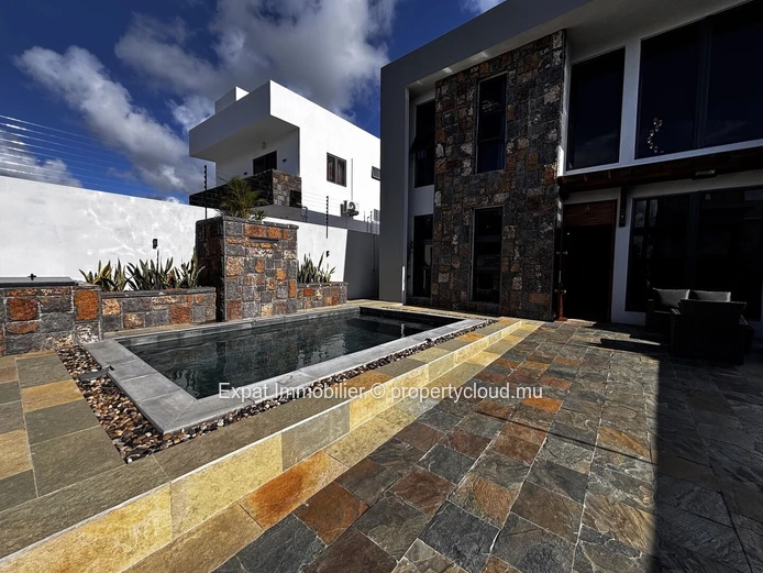 Villa contemporaine neuve avec piscine et grandes ouvertures vitrées – Grand Baie