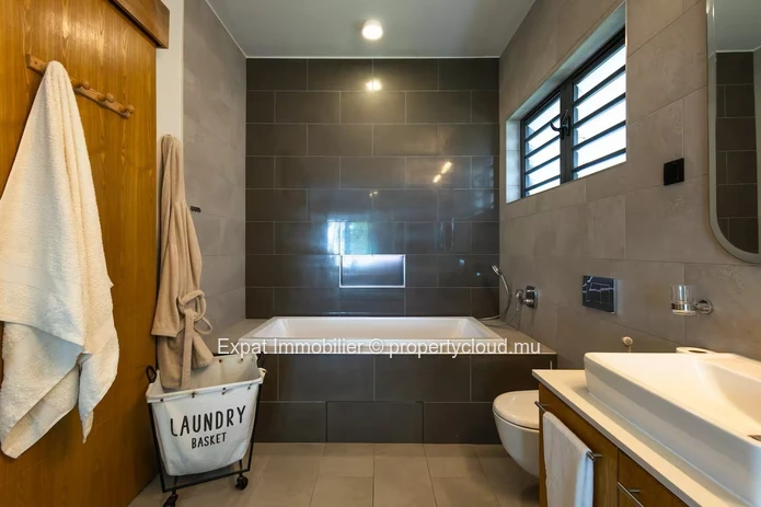Appartement de prestige en bord de mer avec vue sur le Coin de Mire – Pointe d’Azur, Péreybère