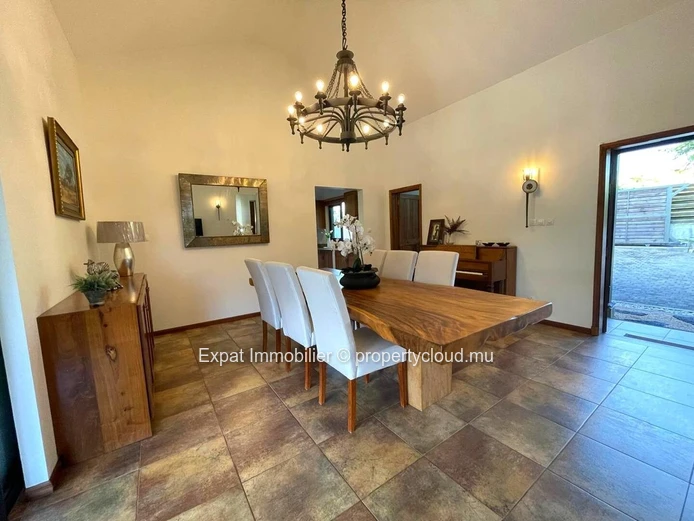 Villa D’Exception À Vendre En Exclusivite  – Mont Piton – Élégance, Sécurité & Confidentialité