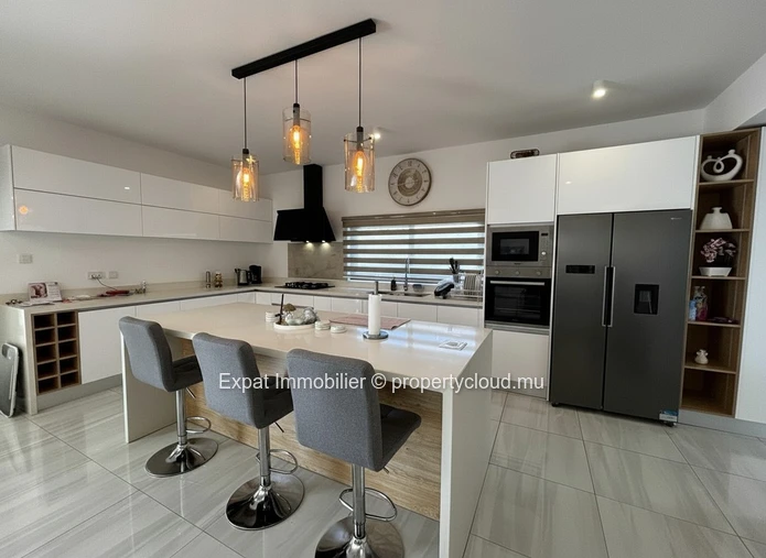 VILLA DE PLAIN-PIED 3 CHAMBRES, PISCINE ET VARANGUE TROPICALE – Grand Baie