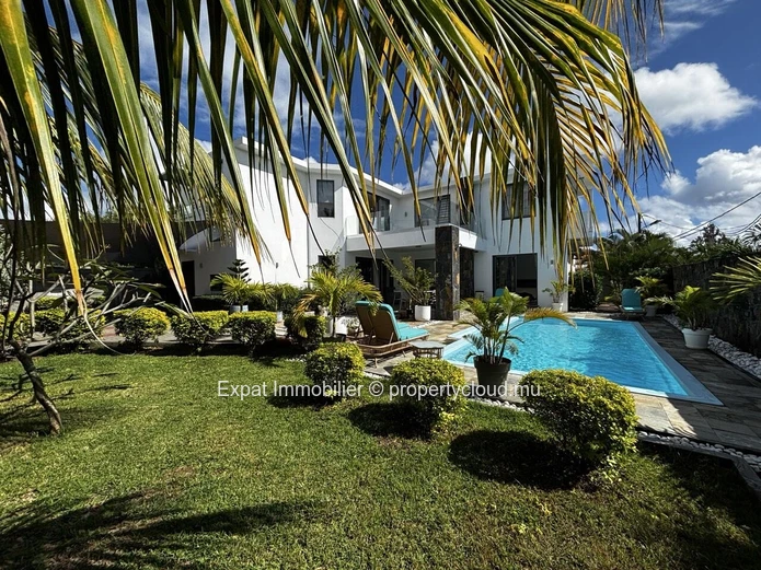 Exclusivité – Villa Contemporaine Avec Séjour Cathédrale, Jardin & Piscine – Péreybère