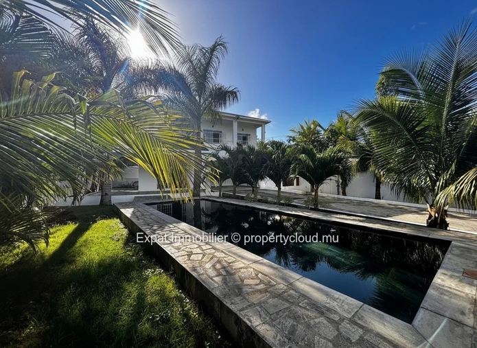 Villa Familiale Avec Piscine En Ardoise Et Garage Motorisé – Péreybère