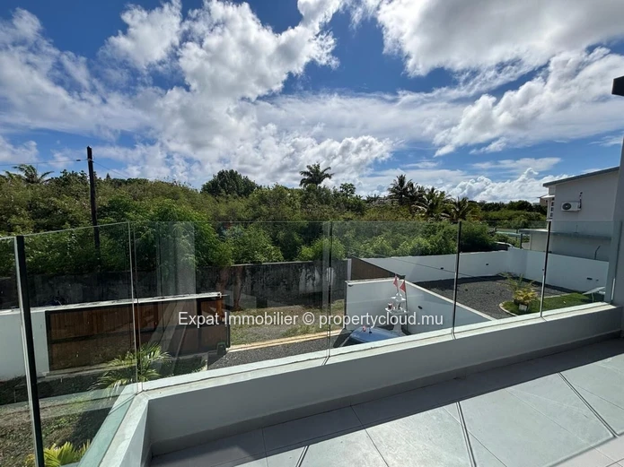 Villa Neuve Avec Piscine À Calodyne – À 2 Minutes D’Intermart