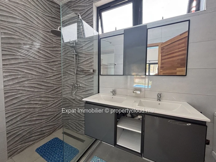 Villa 4 Chambres En Suites A Grand Baie Proche Super U – Volumes Rares & Emplacement Stratégique
