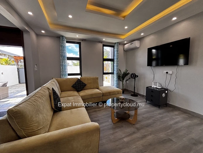 Villa contemporaine neuve avec piscine et grandes ouvertures vitrées – Grand Baie
