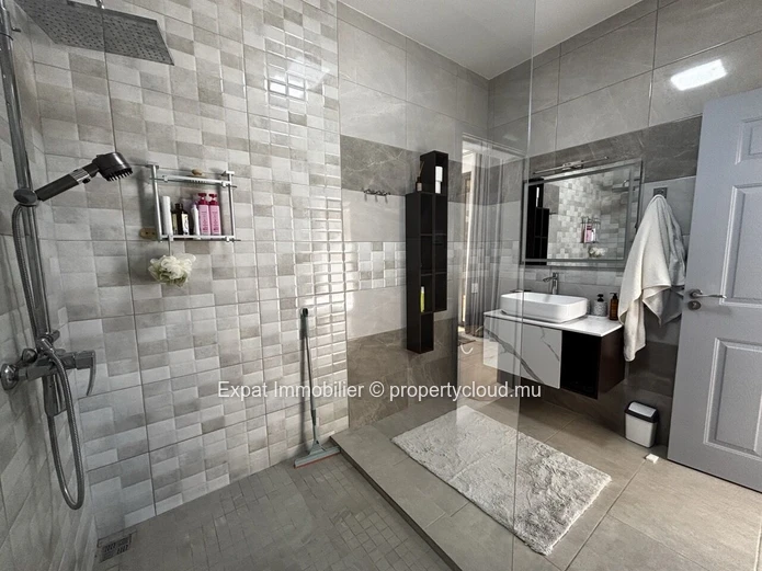 VILLA DE PLAIN-PIED 3 CHAMBRES, PISCINE ET VARANGUE TROPICALE – Grand Baie
