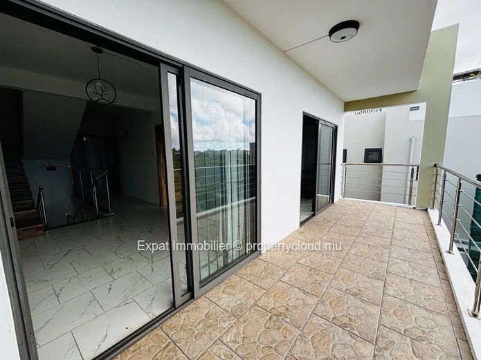 Duplex 3 Chambres Avec Piscine En Pierre Et Rooftop A Pereybere