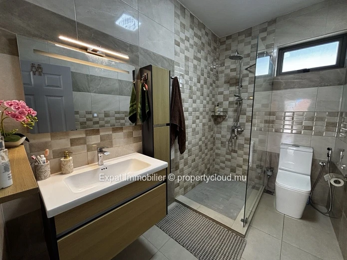 VILLA DE PLAIN-PIED 3 CHAMBRES, PISCINE ET VARANGUE TROPICALE – Grand Baie