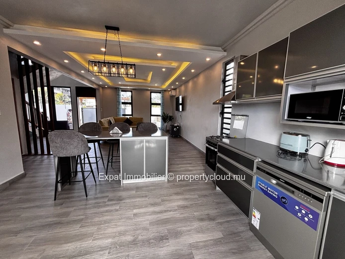 Villa contemporaine neuve avec piscine et grandes ouvertures vitrées – Grand Baie