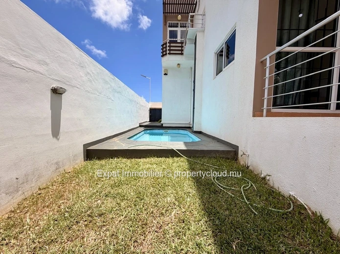 À louer – Duplex avec jardin et piscine privée à Grand Baie