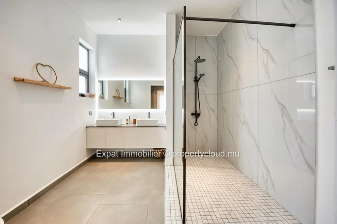 À VENDRE – Appartement neuf, meublé, avec grande terrasse & piscine commune à Péreybère