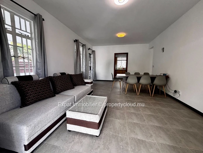 Villa Familiale Avec Piscine En Ardoise Et Garage Motorisé – Péreybère