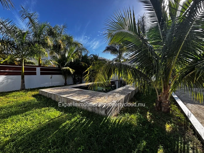 Villa Familiale Avec Piscine En Ardoise Et Garage Motorisé – Péreybère