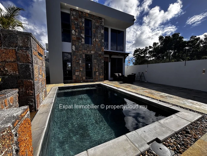 Villa contemporaine neuve avec piscine et grandes ouvertures vitrées – Grand Baie