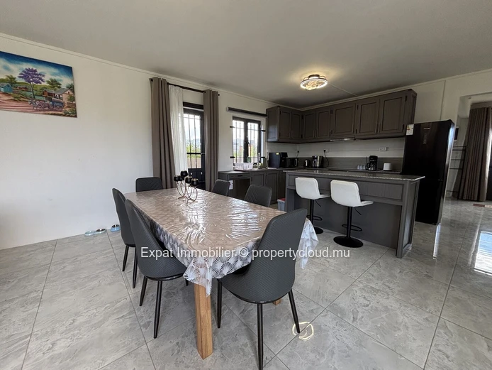 Villa Familiale Avec Piscine Sécurisée À Grand Baie – Environnement Calme
