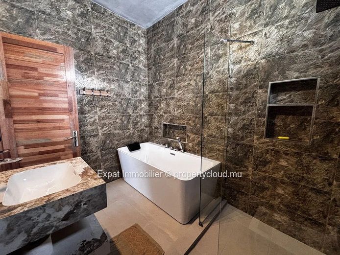 Villa contemporaine neuve avec piscine et grandes ouvertures vitrées – Grand Baie