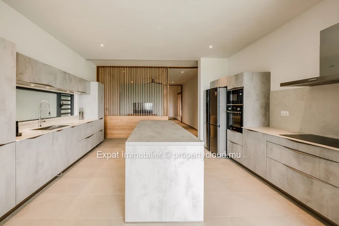 Prestigious 4-Bedroom Apartment With Panoramic Mountain Views – Bellevue Living