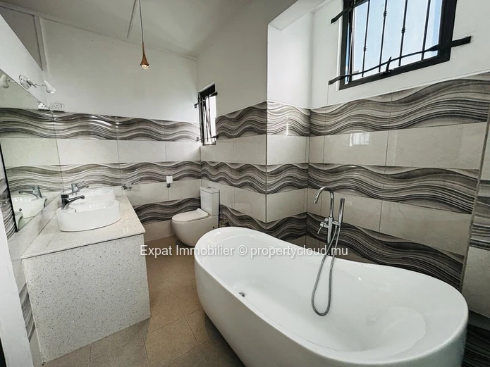Duplex 3 Chambres Avec Piscine En Pierre Et Rooftop A Pereybere
