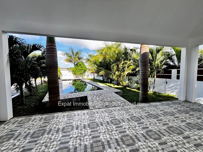 Villa Familiale Avec Piscine En Ardoise Et Garage Motorisé – Péreybère