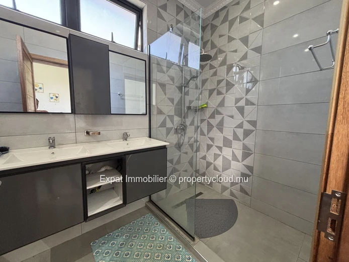 Villa 4 Chambres En Suites A Grand Baie Proche Super U – Volumes Rares & Emplacement Stratégique