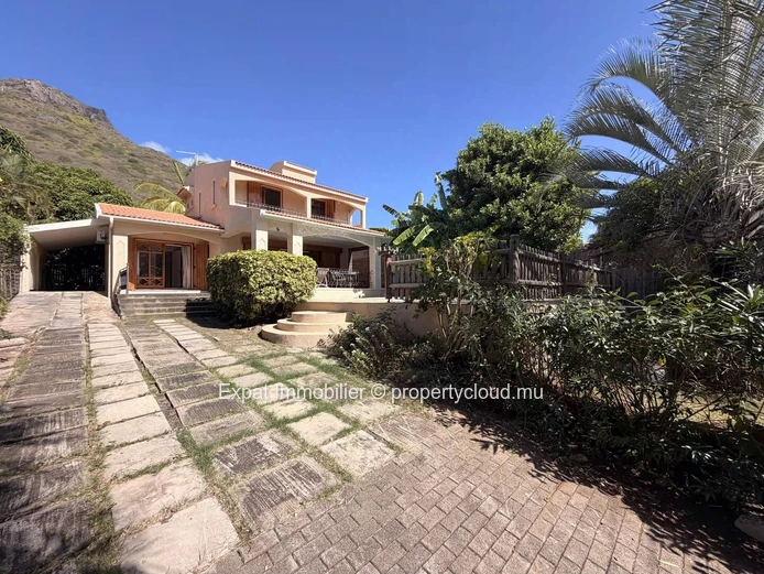 Maison familiale 3 chambres + bureau avec piscine et vue montagne – À louer à Tamarin